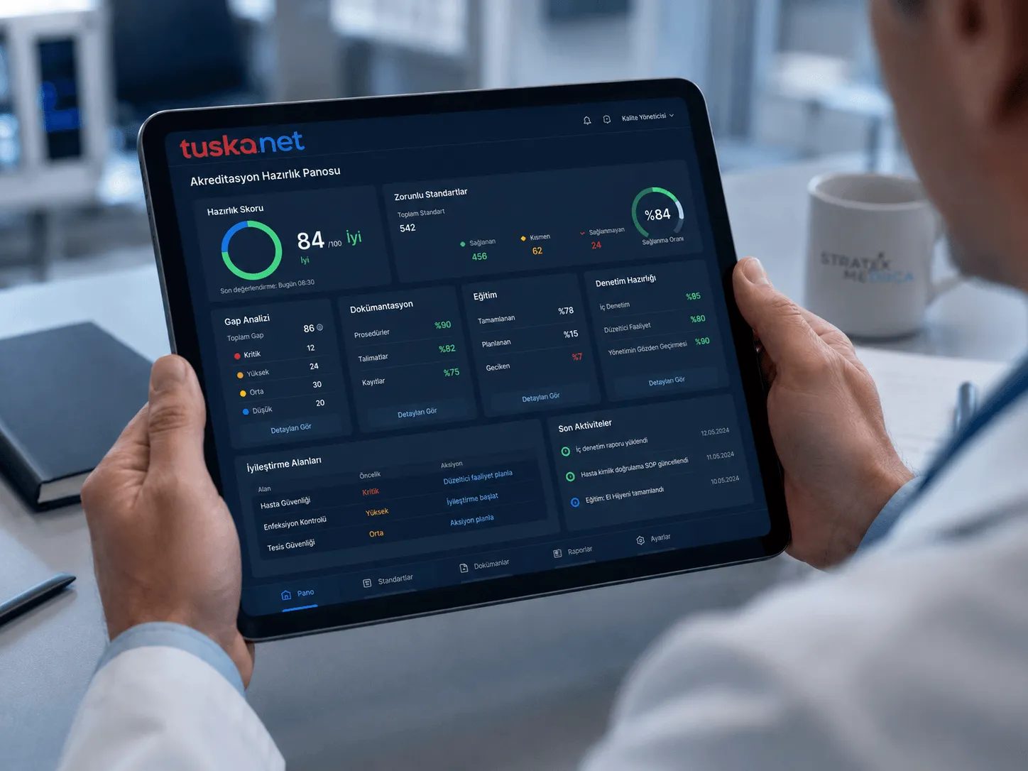 Dijital akreditasyon kontrol listesini inceleyen sağlık yöneticisi